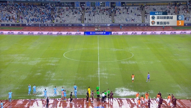 足球变水球！深圳宝安主场积水严重，球滚不动球员水中混战